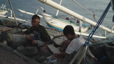 Bali, Endonezya - Geleneksel Balıkçı Balıkçı Tekneleri Sahilde Sabah Güneşinin Doğuşu