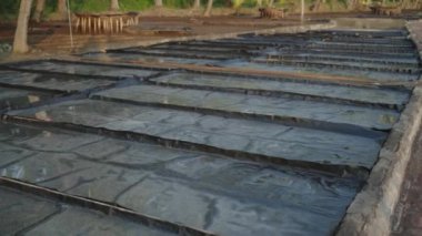 Endonezya 'nın Bali sahilinde geleneksel Tuz Yapım Süreci