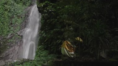 Les Waterfall (Yeh Mempeh veya Uçan Şelaleler) Tejakula Köyü, Buleleng, Bali - Yağmur Ormanıyla çevrili Gözlerden ırak Şelale, Yeşil Tropikal Bitkilerle çevrili Kayalıklar