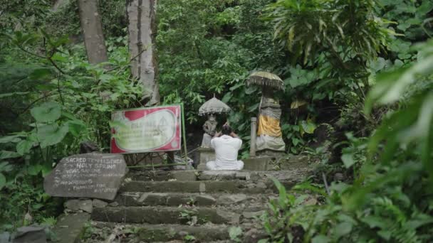 Balinese Man Praying Temple Rodeado Por Green Forest Bali Indonésia — Vídeo de Stock