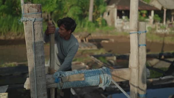 伝統的な漁師は海から新鮮な魚を釣る — ストック動画