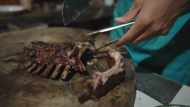 Memotong Pita Daging Babi Dengan Dasar Knife Dan Wooden — Stok Video