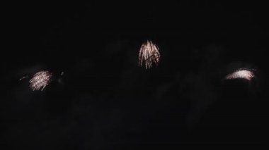 4K Havai fişekler Yavaş Harekette Görüntülenir. Gerçek Destansı Renkli Havai fişekler Yeni Yıl, Noel, 4 Temmuz, Festival, Yıldönümü, Kutlama, Parti, Doğum Günü, Düğün, Konfeti, Diwali.