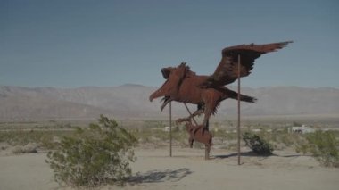 Borrego Springs, Kaliforniya, ABD - CIRCA 2022: Galleta Çölü 'nde Dünyaca ünlü Gökyüzü Sanatı Metal Heykelleri