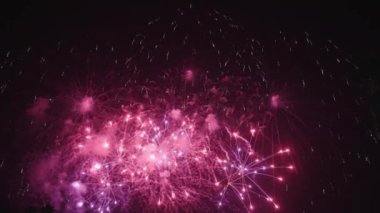 4K Havai fişekler Yavaş Harekette Görüntülenir. Gerçek Destansı Renkli Havai fişekler Yeni Yıl, Noel, 4 Temmuz, Festival, Yıldönümü, Kutlama, Parti, Doğum Günü, Düğün, Konfeti, Diwali.