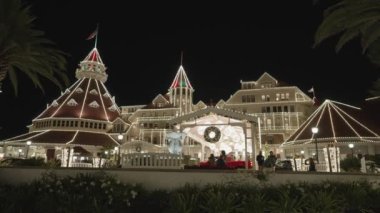 Otel Del Coronado Viktorya tarzı tatil köyü. Noel ve Yeni Yıl Sezonu Aydınlığıyla Aydınlanan.