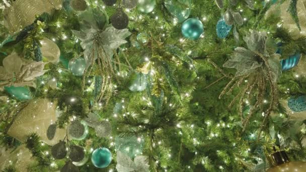 美しいライトアップされたクリスマスツリーの装飾 カラフルなブルーラウンドボール ゴールデンリボン ヒトデや貝殻の装飾品 閉じろ — ストック動画