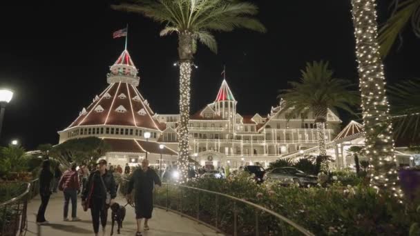 ホテルデルコロナドヴィクトリアンスタイルリゾート クリスマスと新年の季節に光に照らされた — ストック動画