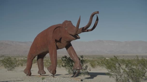 美国加利福尼亚州Borrego Springs Circa 2022 Galleta Meadows沙漠的世界著名天空艺术金属雕塑 — 图库视频影像