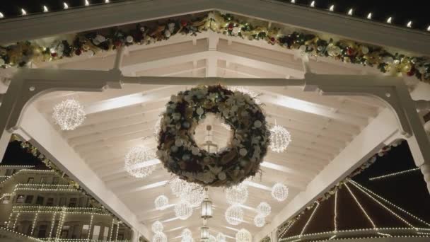 Kleurrijke Kerstkrans Decoratie Ballen Bloemen Gouden Lint Hotel Del Coronado — Stockvideo
