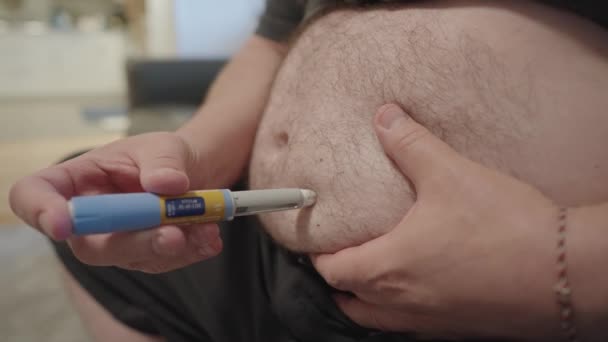 Blanke Man Doet Shot Injection Thuis Voor Bloedsuikercontrole Pre Diabetes — Stockvideo