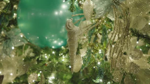 Mooie Verlichte Kerstboom Decoratie Kleurrijke Blauwe Ronde Ballen Gouden Linten — Stockvideo