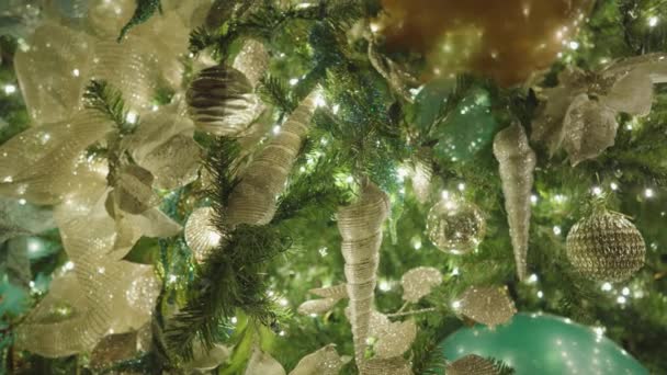 Иллюминированное Рождественское Украшение Красочные Голубые Круглые Шарики Золотые Ленты Орнаменты — стоковое видео