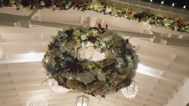 Färgglada Julkrans Ornament Dekoration Bollar Blommor Och Gyllene Band — Stockvideo