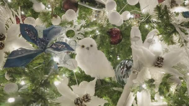 Güzel Aydınlatılmış Noel Ağacı Dekorasyonu Kar Baloları Mavi Çiçekler Beyaz — Stok video