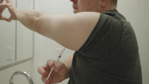 自宅でアレルギー注射を行う白人男性免疫療法 — ストック動画