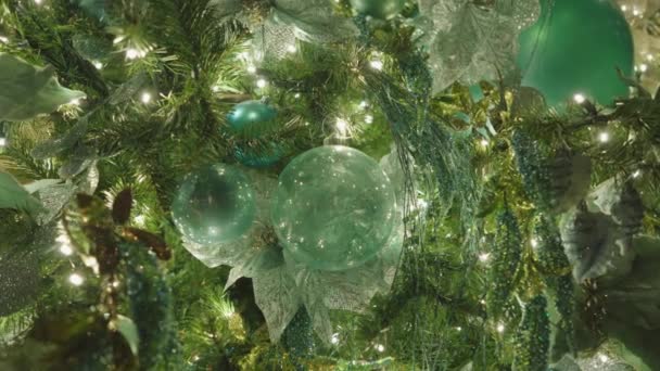 Bela Decoração Árvore Natal Iluminada Bolas Redondas Azuis Coloridas Fitas — Vídeo de Stock