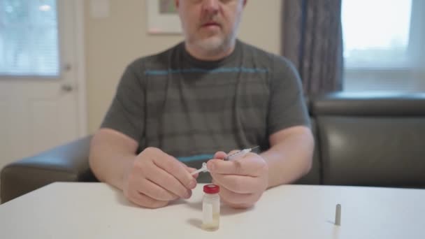 白种人在家庭免疫疗法中注射过敏药物 — 图库视频影像
