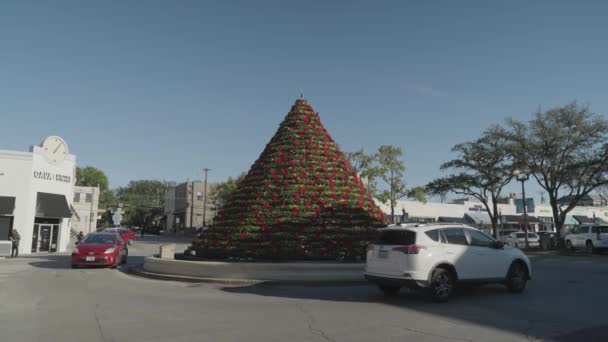 Giant Christmas Tree Decorated Red Golden Ribbons Snider Plaza Day — Stock Video