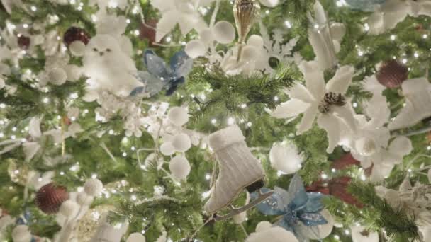 Krásné Osvětlené Vánoční Stromeček Dekorace Sněhové Koule Modré Květy Bílá — Stock video