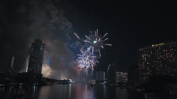 Malam Tahun Baru Indah Kembang Api Tampilan Sungai Chao Phraya — Stok Video