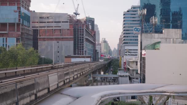 バンコク大量輸送システムBtsスカイトレイン スクンビット通りの建物間を移動するバンコクタイ — ストック動画