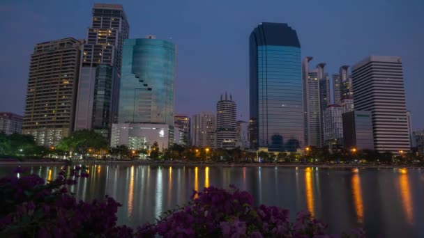 Bangkok Thailand Benjakitti Benchakitti Park Lake Ratchada Evening Sunset Time — Video