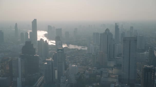 日没前後の高層ビル群からバンコクタイシティスカイラインを見る — ストック動画
