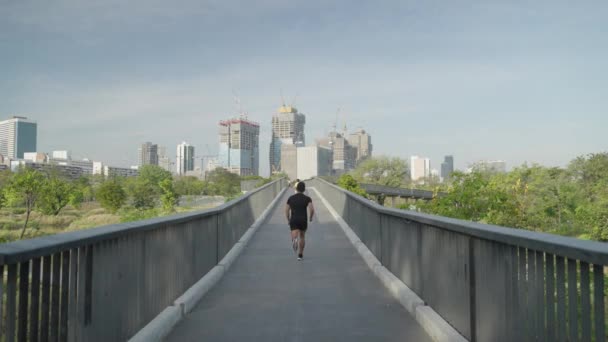 Man Running Benjakitti Benchakitti Forest Park Bangkok Thailand Skyline Background — стоковое видео