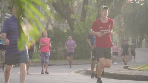 People Exercise Morning Running Jogging Lumphini Lumpini Lumpinee Park Bangkok — Stock video