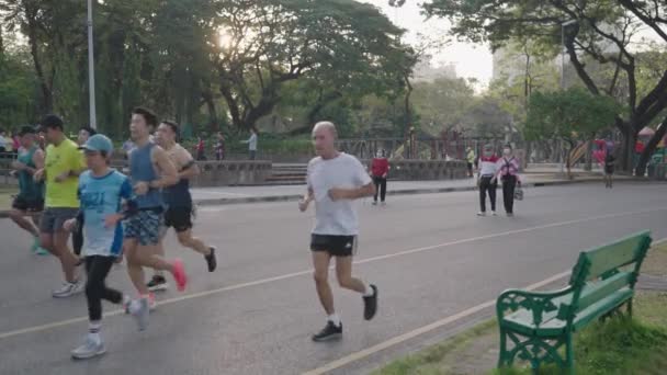 People Exercise Morning Running Jogging Lumphini Lumpini Lumpinee Park Bangkok — 图库视频影像