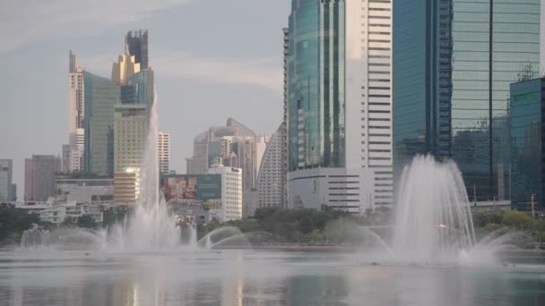 Water Fountain Lake Ratchada Benjakitti Benchakitti Park Bangkok Thailand Morning — Stock video