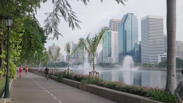 People Doing Exercise Morning Run Jog Benjakitti Benchakitti Park Bangkok — Stok video