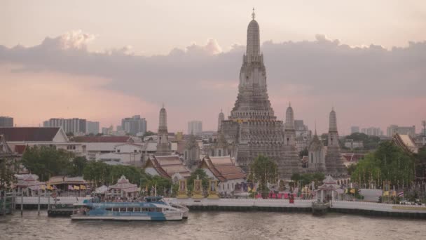 Wat Arun Ratchawararam Ratchawaramahawihan Buddhist Temple Chao Phraya River Sunset — Video Stock