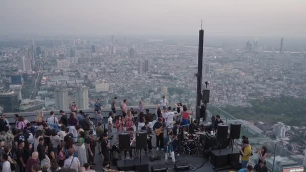 Crowd Tourists People View Bangkok Thailand Cityscape Skyline High Sunset — Stockvideo