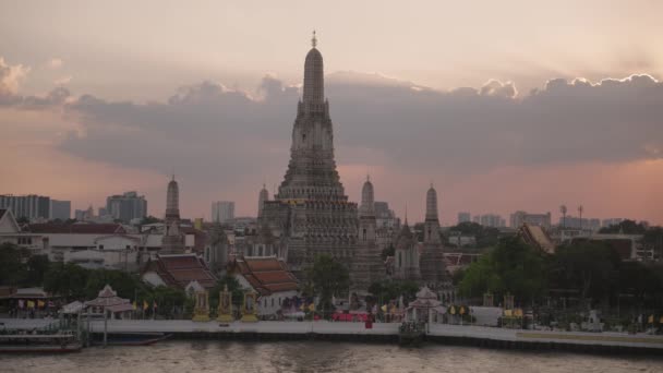Wat Arun Ratchawararam Ratchawaramahawihan Buddhist Temple Chao Phraya River Sunset — Stok video