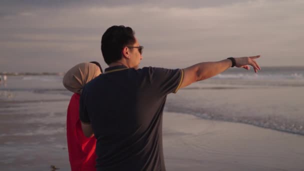 Happy Modern Muslim Southeast Asian Indonesian Family Enjoying Sunset Together — Vídeo de Stock