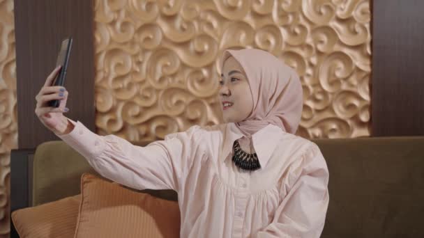 Modern Muslim Woman Hijab Southeast Asian Smiling Pose Taking Selfie — Stockvideo