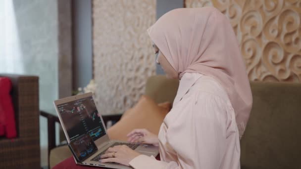 Modern Muslim Woman Hijab Southeast Asian Trading Investing Stock Market — Stockvideo