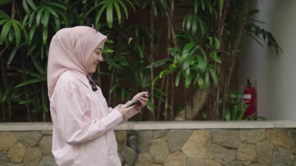 Modern Muslim Woman Hijab Southeast Asian Walking Smiling Looking Her — Vídeo de Stock