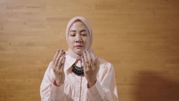 Modern Muslim Woman Hijab Southeast Asian Praying God Islam Salah — Stockvideo