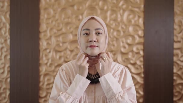 Modern Muslim Woman Hijab Southeast Asian Portrait Smiling Camera Beautiful — Stock video