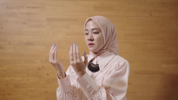 現代のヒジャーブのムスリム女性東南アジア 神のイスラームへの祈り サラー サラート ケネリング — ストック動画