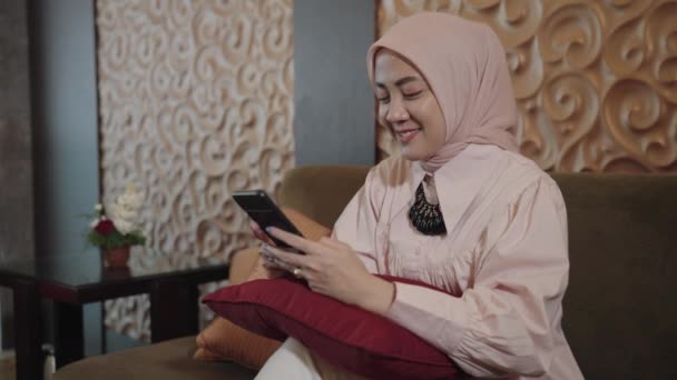 Modern Muslim Woman Hijab Southeast Asian Smiling Looking Scrolling Her — Vídeo de Stock