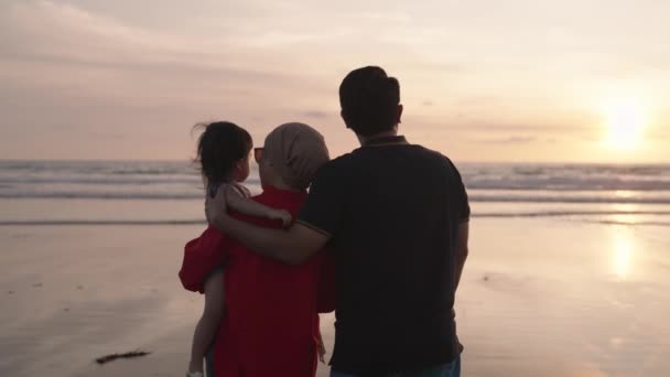Happy Modern Muslim Southeast Asian Indonesian Family Enjoying Sunset Together — Vídeo de Stock