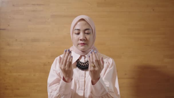 Modern Muslim Woman Hijab Southeast Asian Praying God Islam Salah — Stock videók