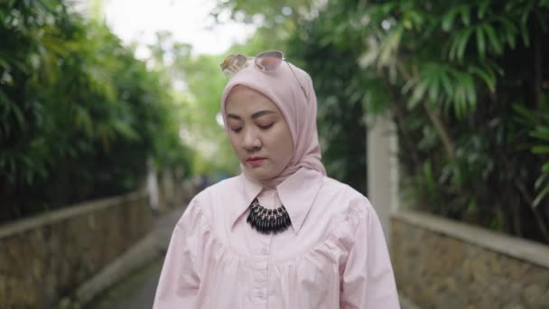 Modern Muslim Woman Hijab Southeast Asian Walking Smiling Looking Her — стоковое видео