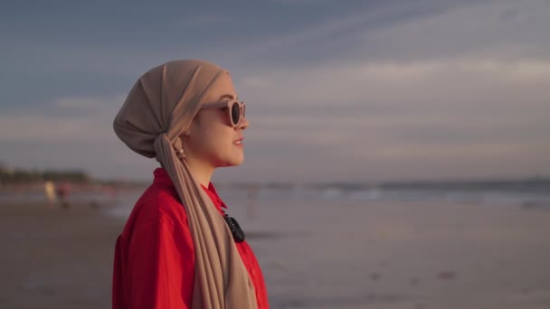 Modern Muslim Woman Hijab Southeast Asian Portrait Smiling Looking Sunset — Video Stock