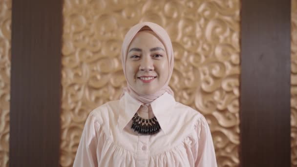 Modern Muslim Woman Hijab Southeast Asian Portrait Smiling Camera Beautiful — Vídeo de Stock