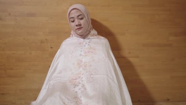 Сучасна Мусульманка Хіджабі Південно Східна Азія Молитва Бога Ісламу Салах — стокове відео
